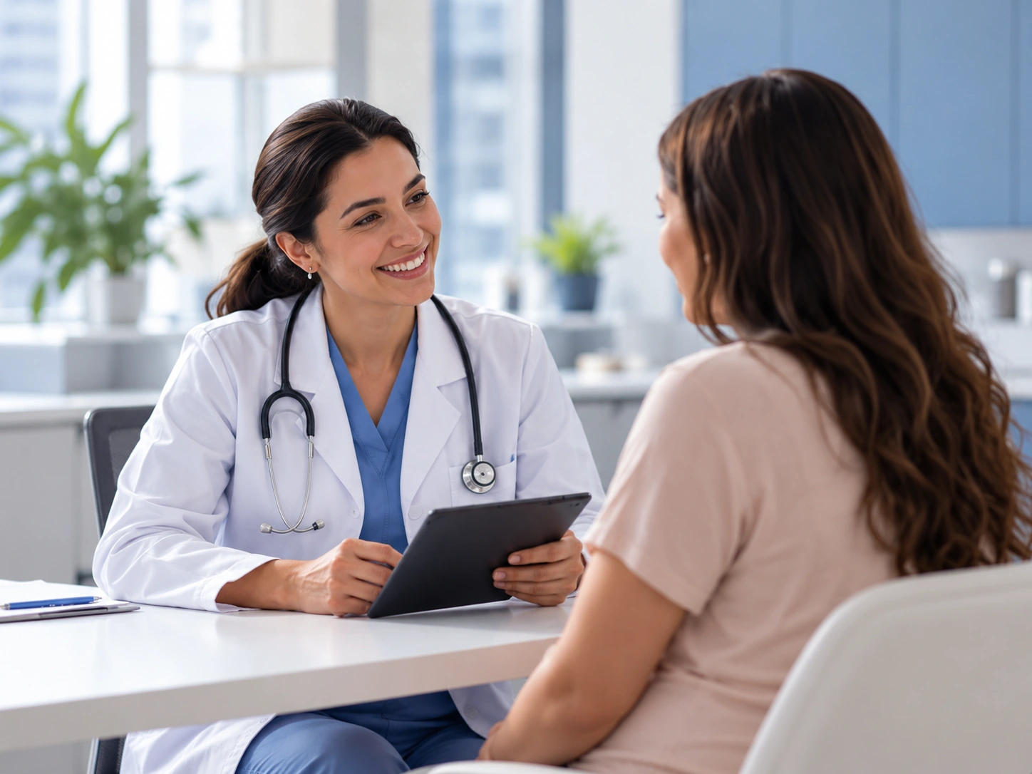 Médica conversando com uma gestante durante a consulta